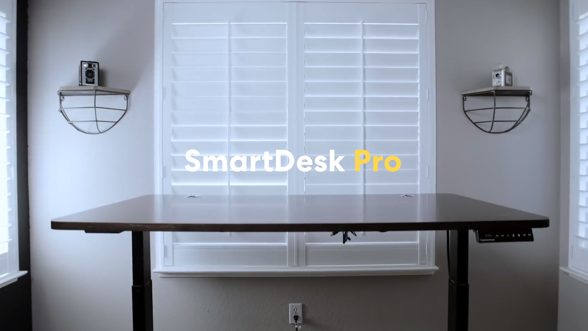 SmartDesk Pro: Your Adjustable Standing Desk Solution!